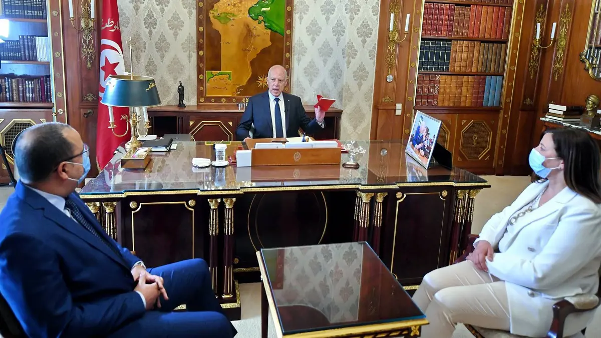 الرئيس التونسي يحذّر من "سقوط" الدولة ويلوح بقرارات "غير متوقعة"