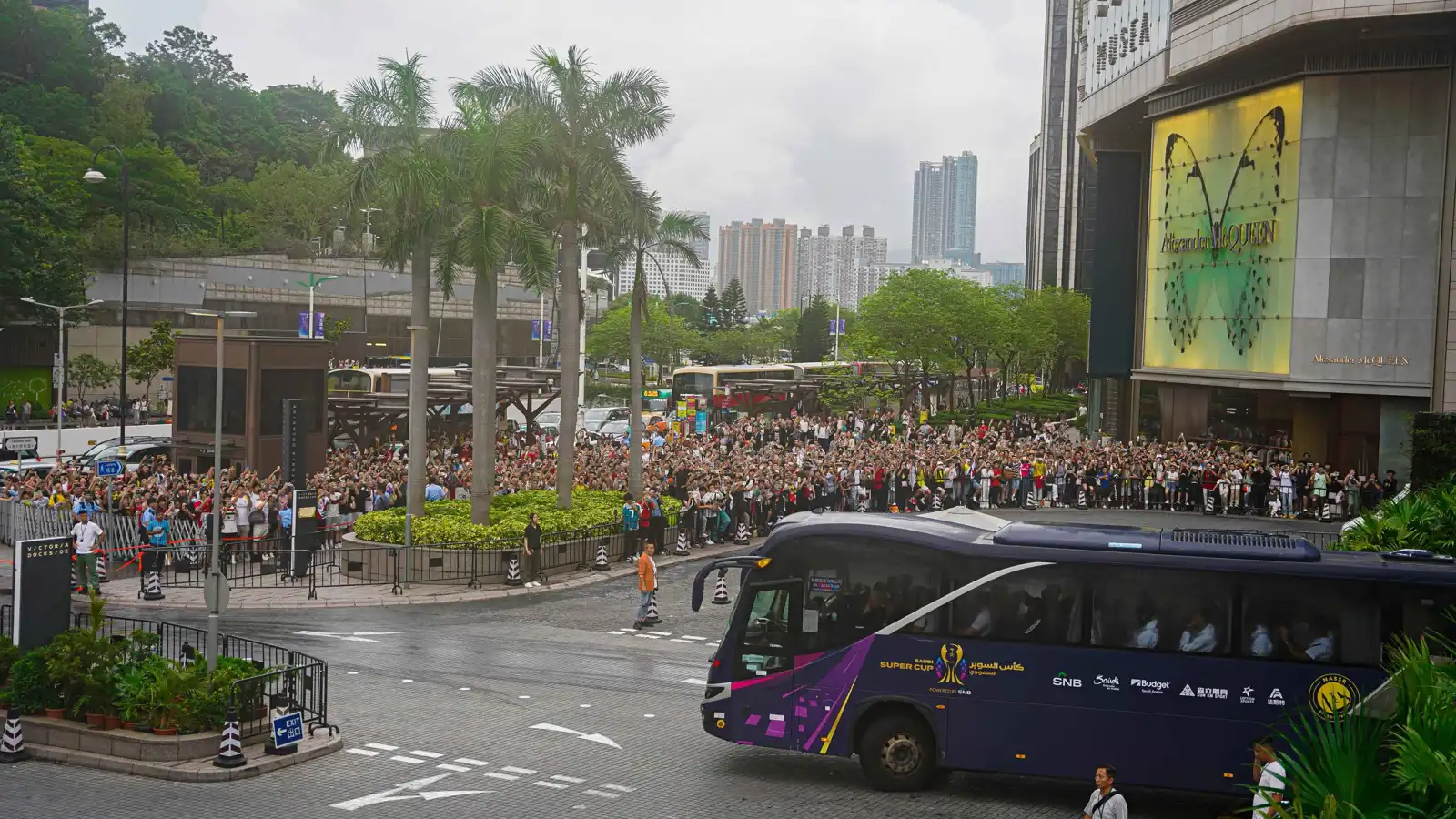 موج أصفر بالآلاف.. جمهور النصر يغزو شوارع هونغ كونغ قبل السوبر (فيديو)