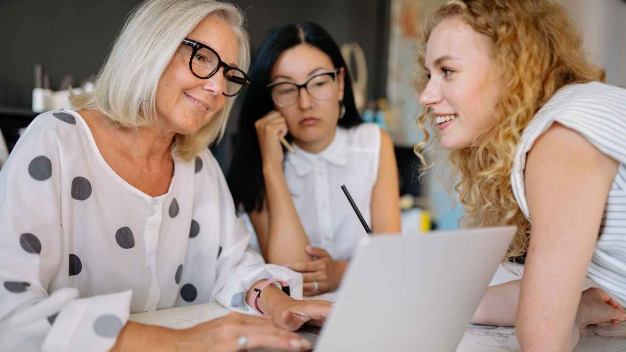 غير المتزوجات "خاصة".. لماذا على النساء العمل لما بعد الستين؟