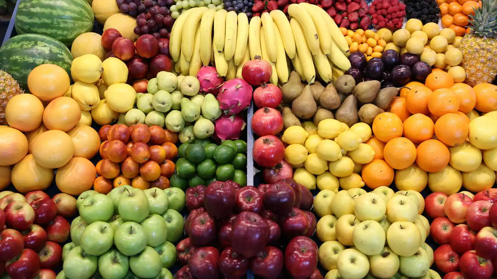 ألوان الفاكهة الجذابة في الأسواق.. هل تعلم ما تخفي خلفها؟