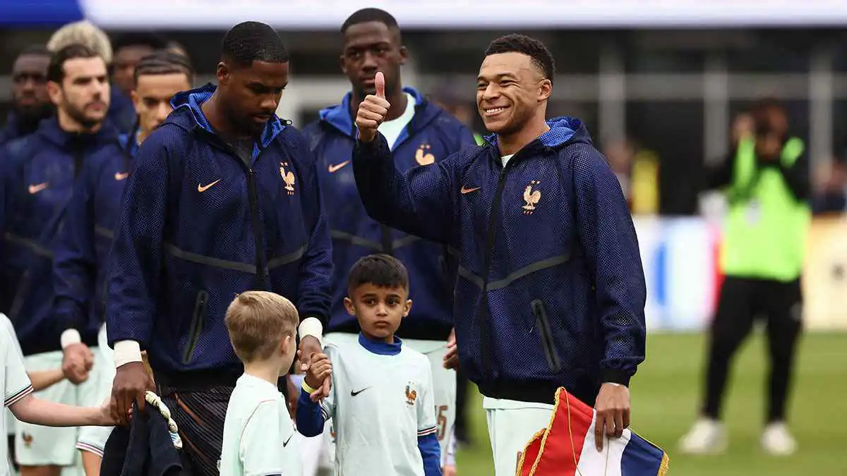 تصرف رائع من مبابي عقب مباراة فرنسا ضد كولومبيا (فيديو)