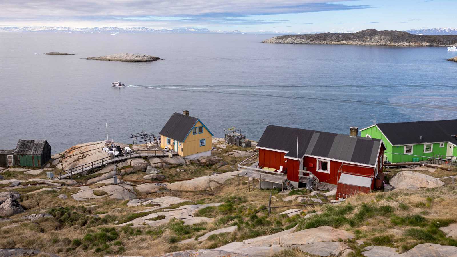 زوجة كبير مستشاري ترامب تثير الجدل بصورة "غرينلاند الأمريكية"