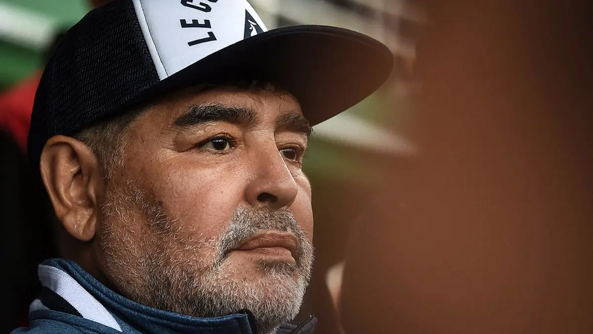 مارادونا يتعافى بعد جراحة ناجحة في المخ