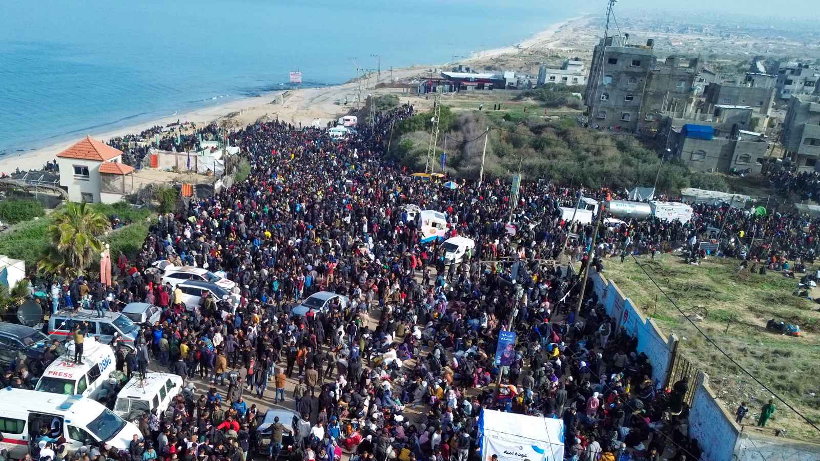 استعدادا للعودة.. آلاف الغزيين يحتشدون عند محور نتساريم (فيديو)