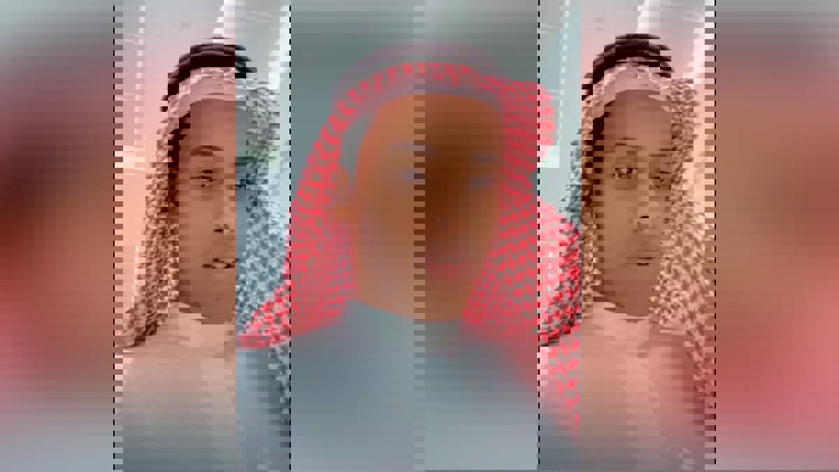 قعيد المجد يروج لافتتاحه مطعم "شاورما" مزدانا بـ"صوره الشخصية"