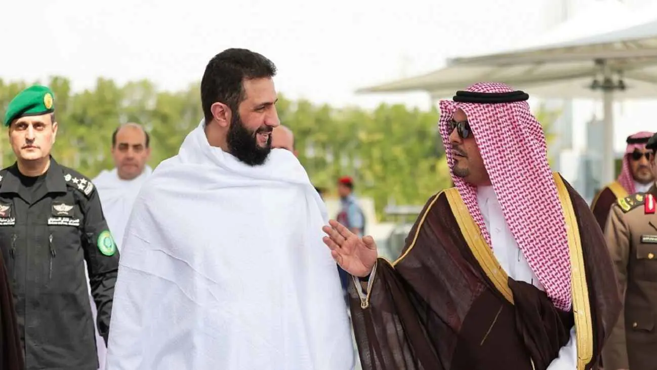 فُتح له باب الكعبة.. الشرع يؤدي مناسك العمرة (فيديو وصور)