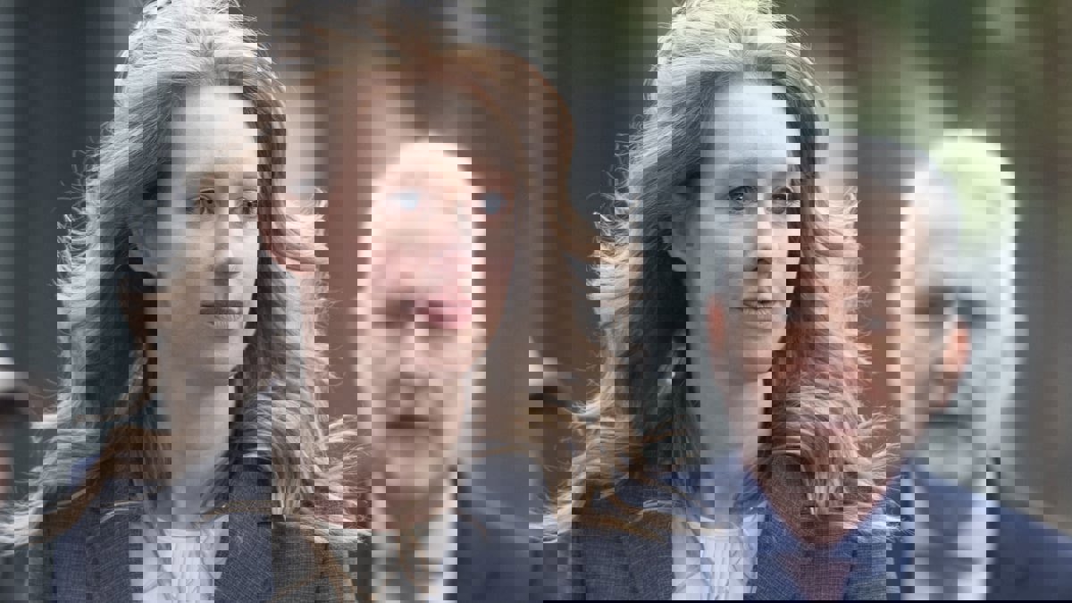 نجمة "سيليكون فالي" إليزابيث هولمز تبدأ تنفيذ عقوبة السجن