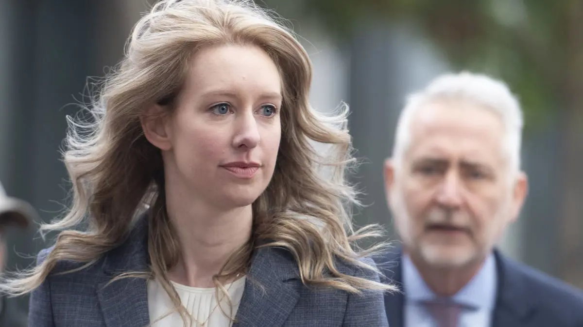 نجمة "سيليكون فالي" إليزابيث هولمز تبدأ تنفيذ عقوبة السجن