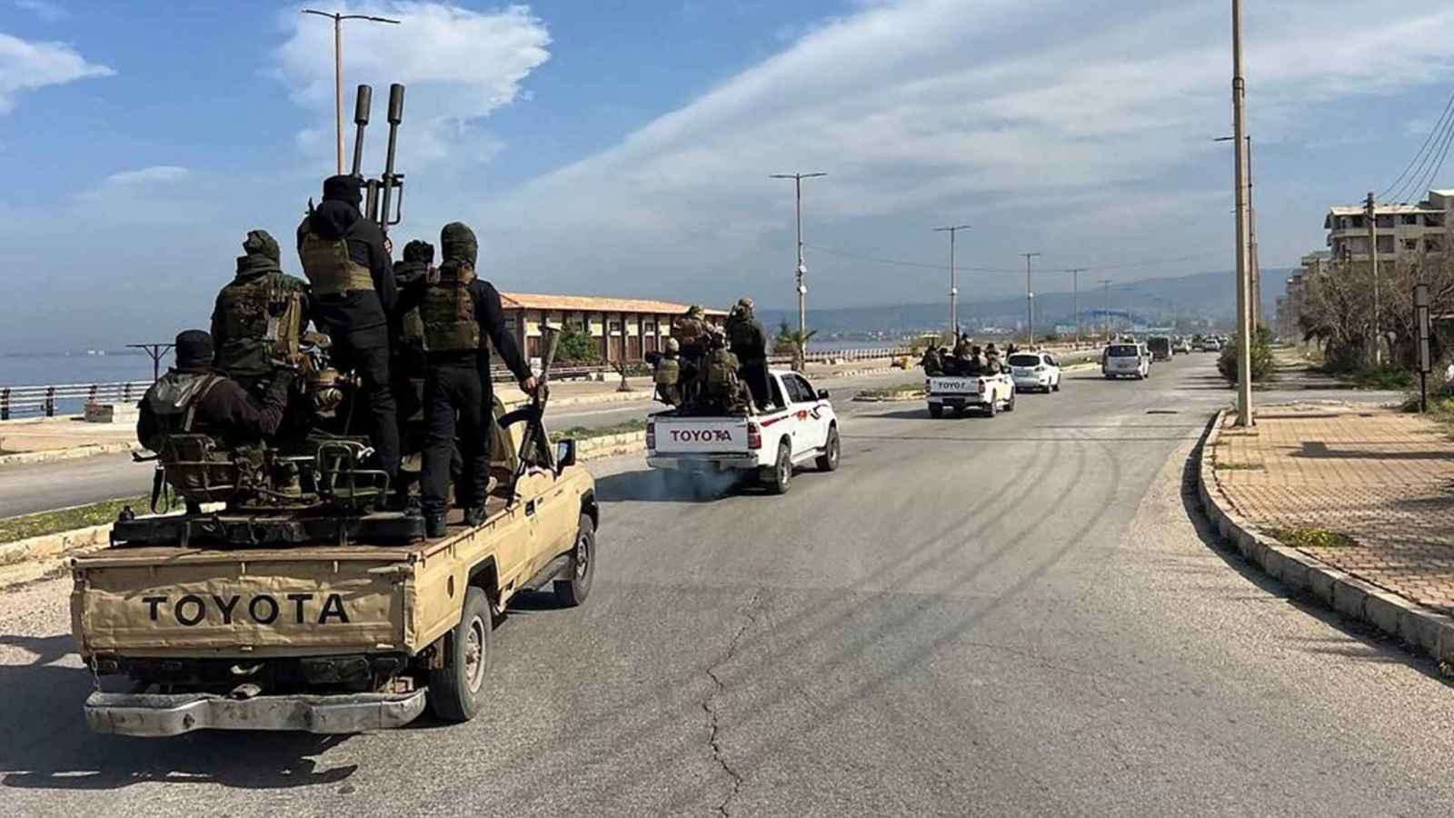 "الدفاع السورية" تدعو "المناصرين" للخروج من مدن الساحل