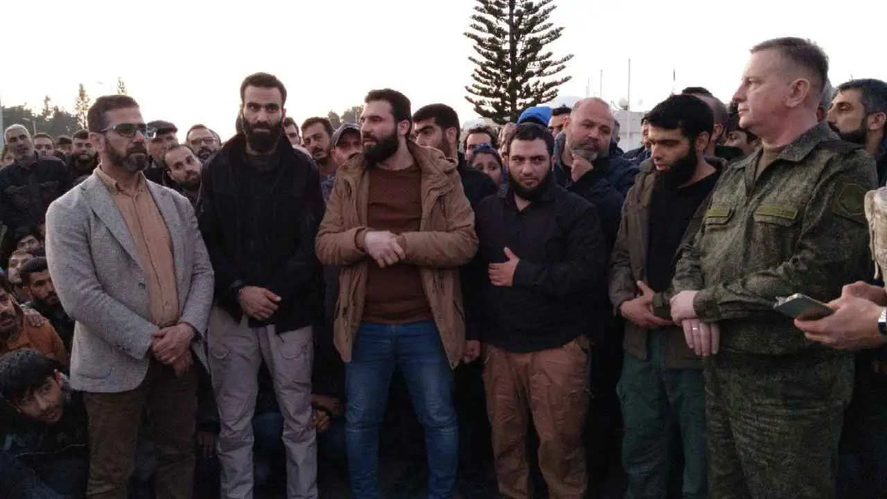 فر إليها العلويون. وفد حكومي سوري يصل حميميم (صور)