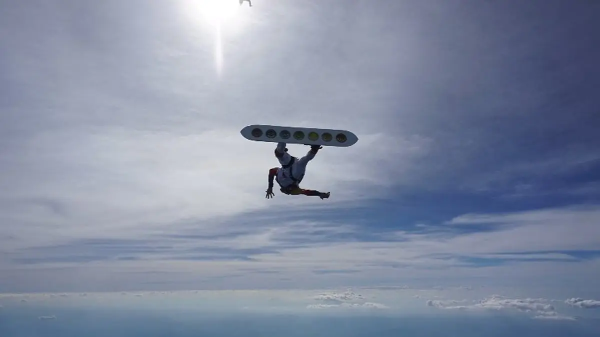 بـ 175 لفة.. أمريكي يحطم رقما قياسيا لدوران القفز المظلي