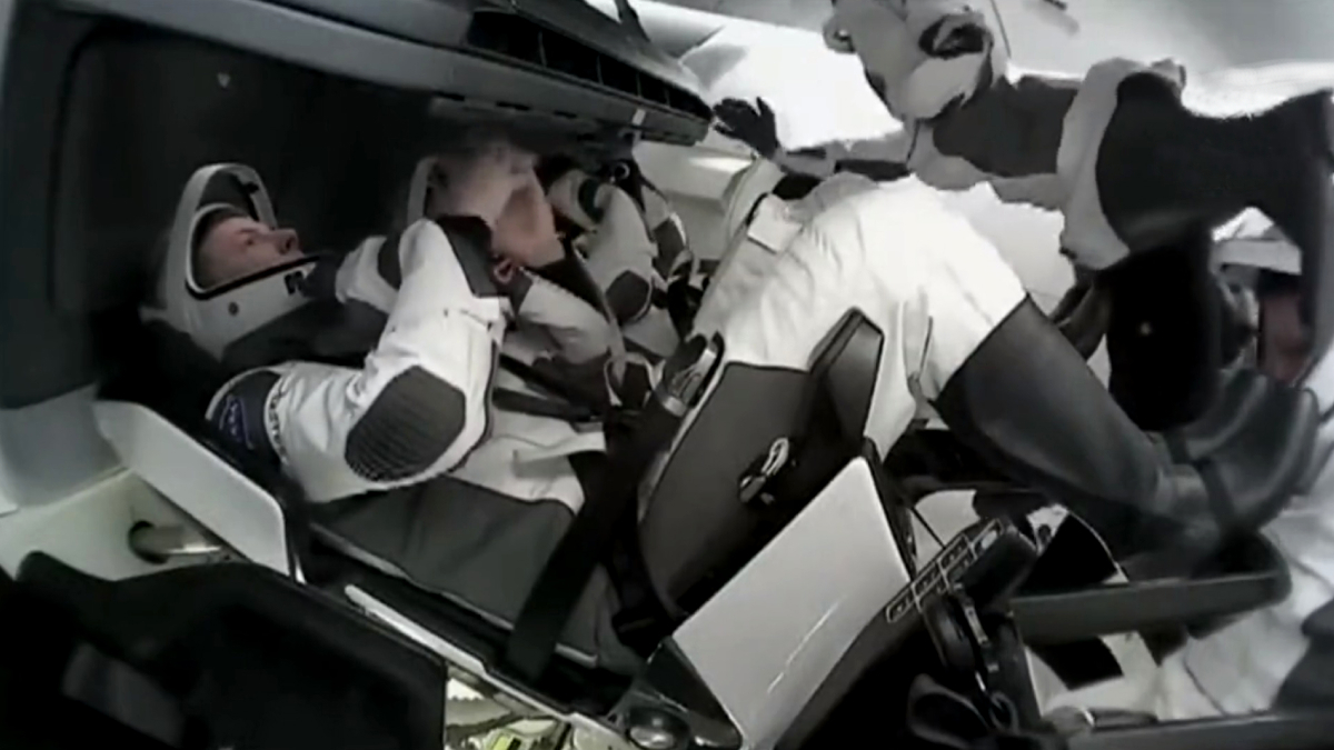 سلطان النيادي يبدأ رحلة العودة من الفضاء إلى الأرض