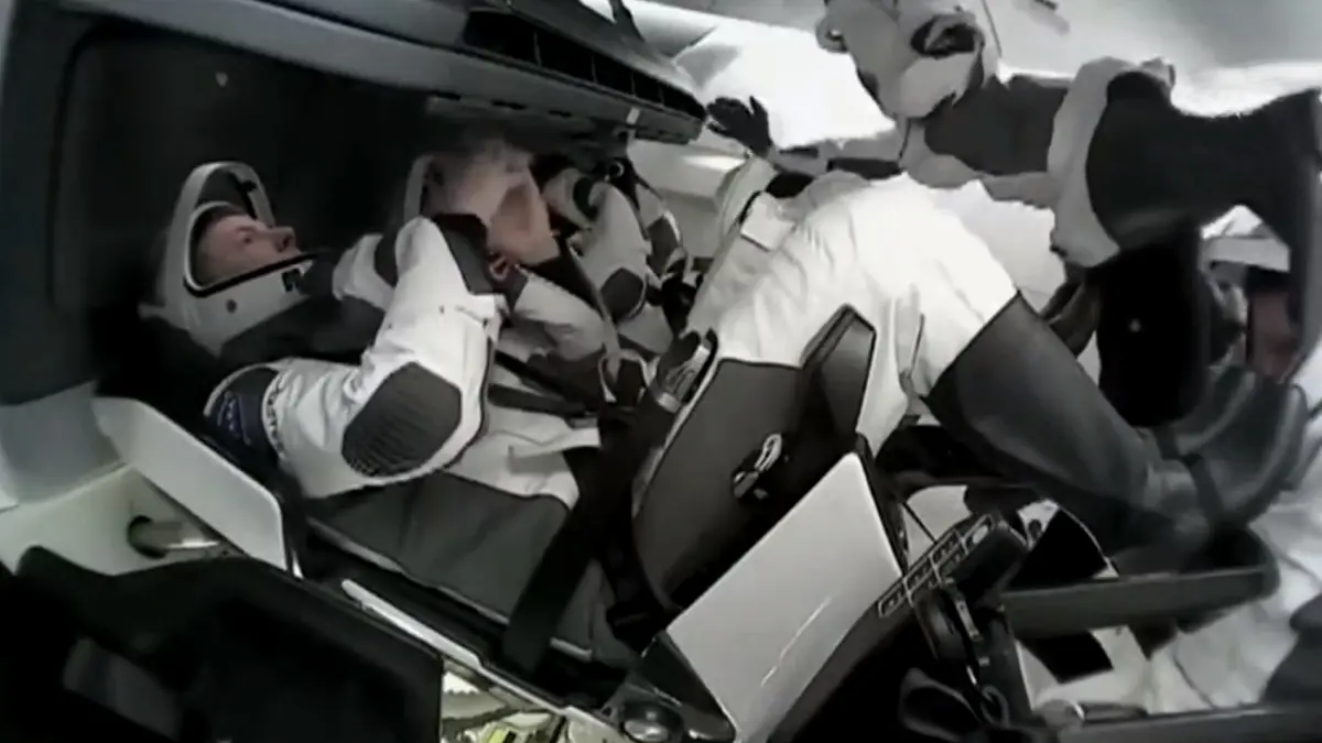 سلطان النيادي يبدأ رحلة العودة من الفضاء إلى الأرض