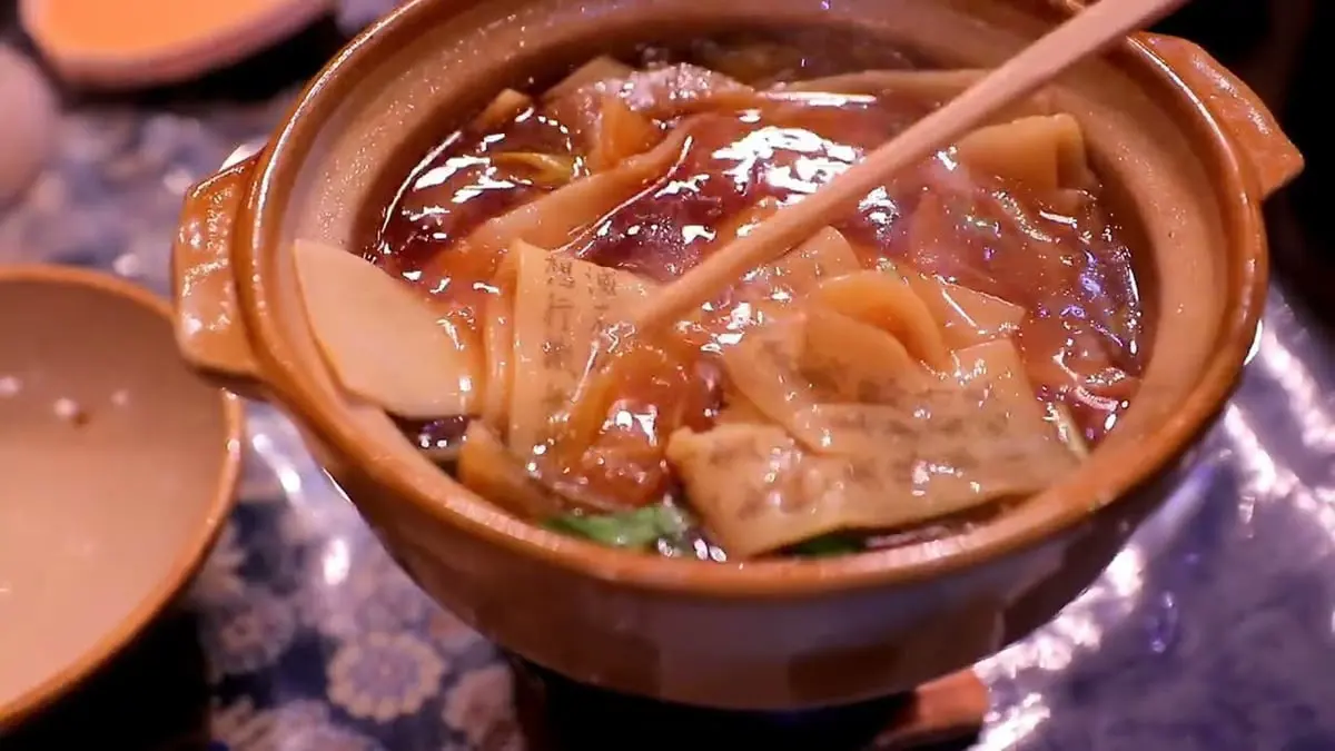 مطعم ياباني يقدم لزبائنه "معكرونة مقدسة" مطبوعًا عليها نصوصًا دينية