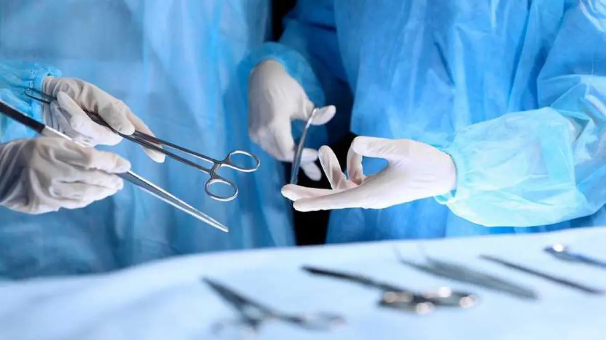 حالة نادرة.. فتاة لا يمكنها إغلاق فمها وعينيها (صور)