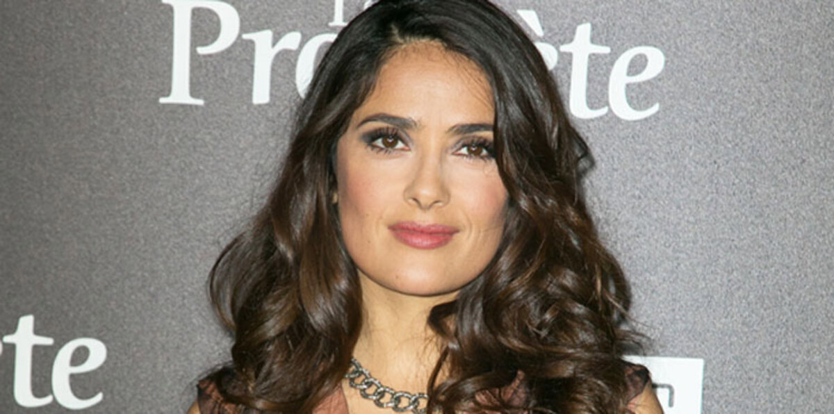 سلمى حايك تتوهج بالدانتيل الساخن على غلاف مجلة GQ (صورة)