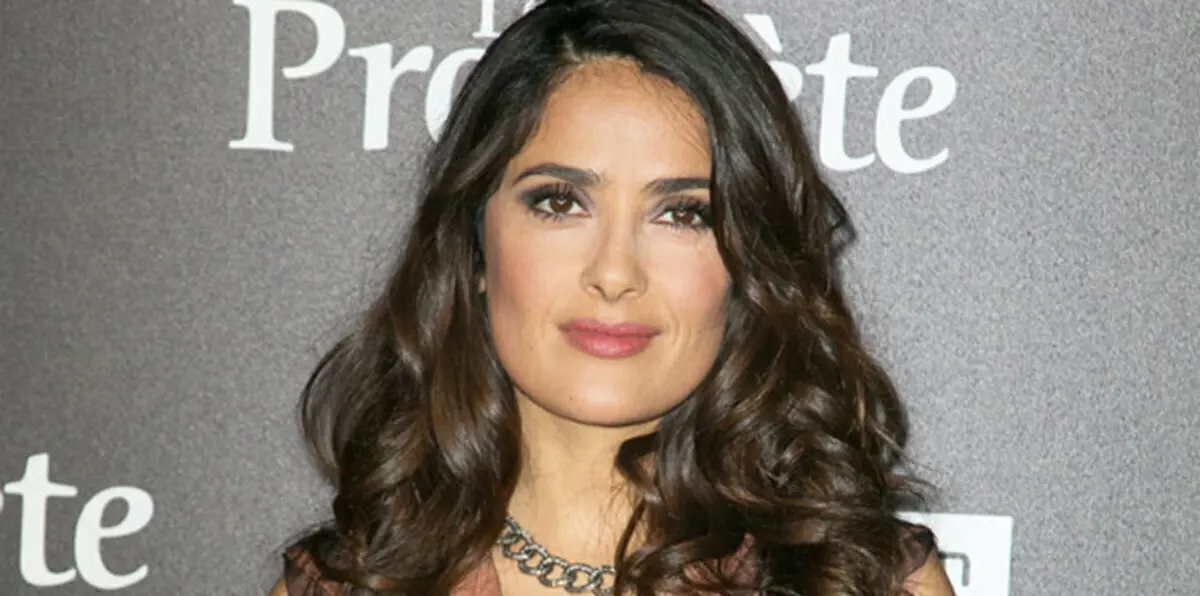 سلمى حايك تتوهج بالدانتيل الساخن على غلاف مجلة GQ (صورة)