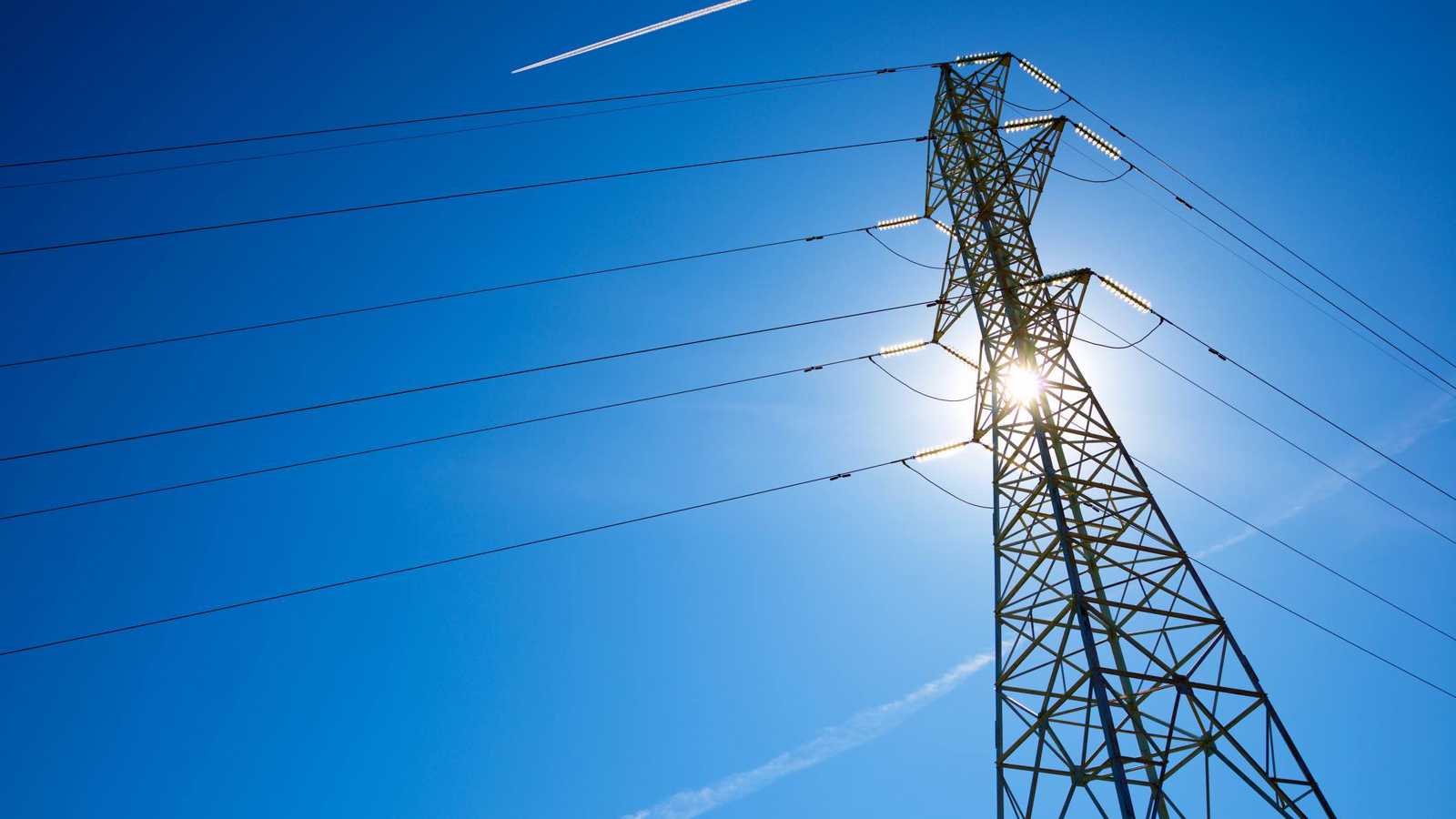 لحظة مصرع شاب لبناني أثناء محاولة إصلاح عمود كهرباء (فيديو)