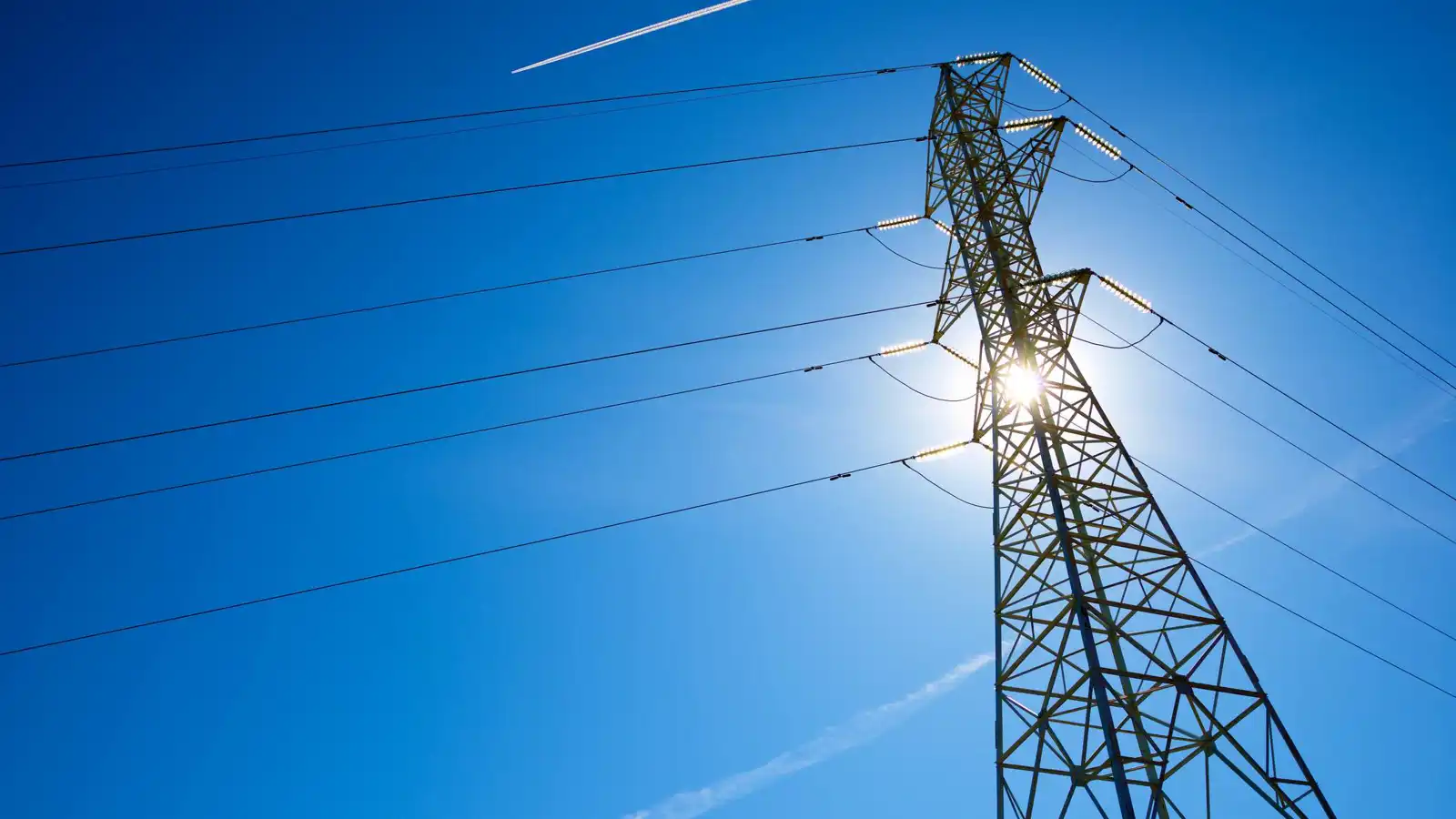 لحظة مصرع شاب لبناني أثناء محاولة إصلاح عمود كهرباء (فيديو)