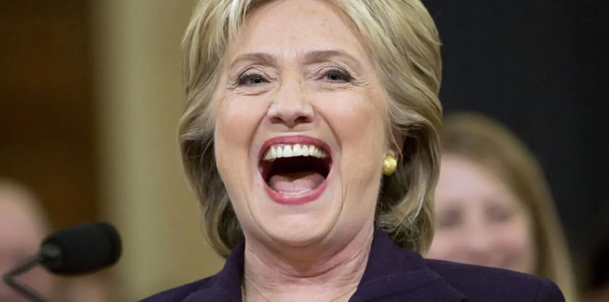 شاهد.. شباب خليجيون يرقصون مع هيلاري كلينتون على أنغام "شيلة"