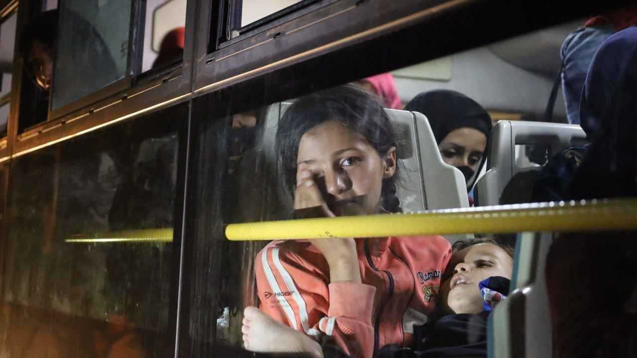 إجلاء الدفعة الرابعة من عائلات عشائر بدو السويداء إلى درعا (فيديو)