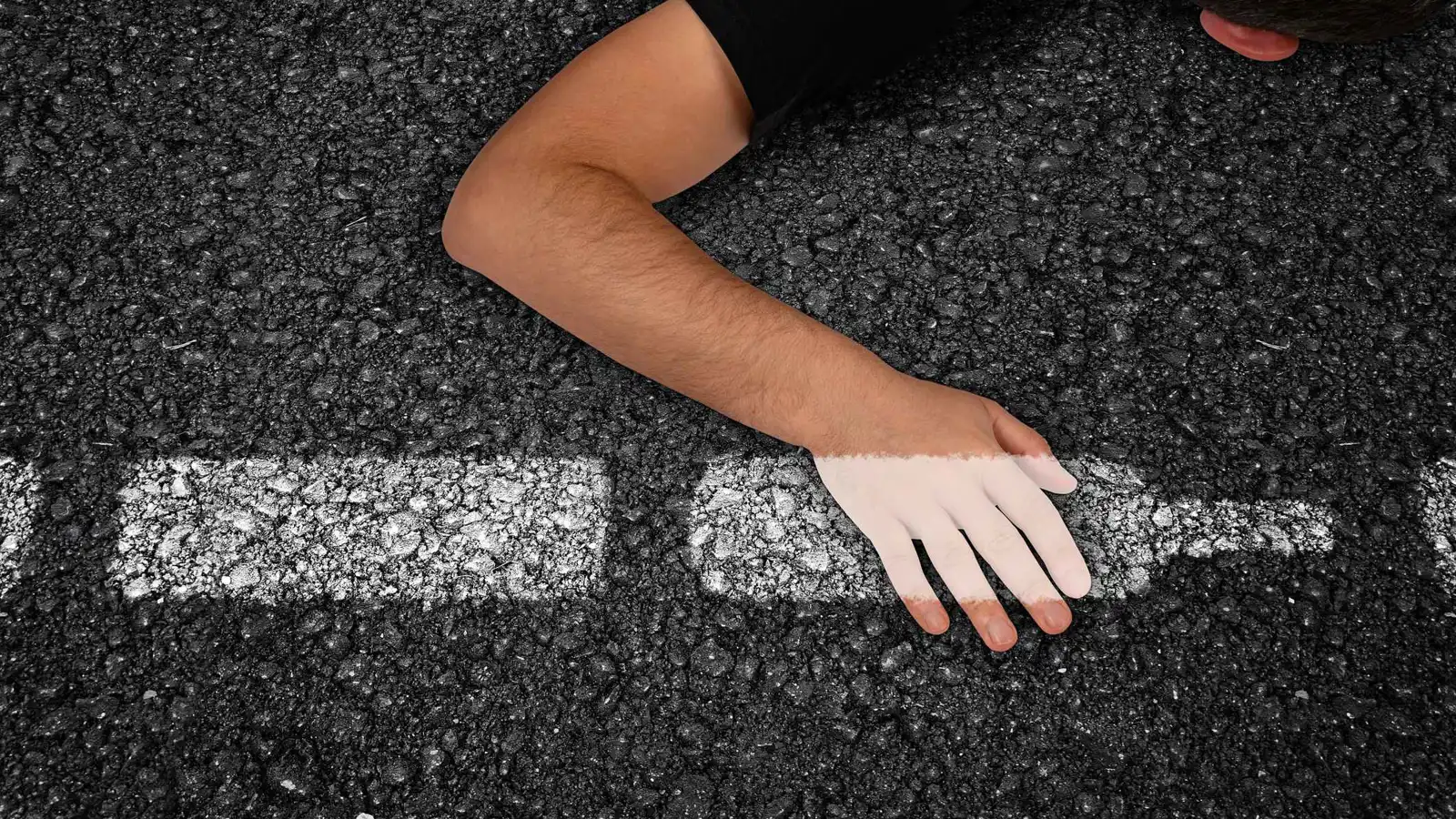 مصرع شاب سوري دهسا بعد اقتحام سيارة للرصيف في إسطنبول (فيديو)