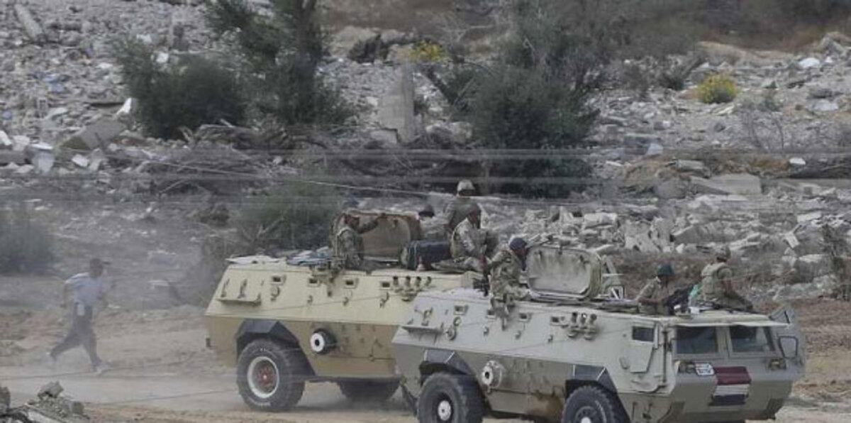 إصابة ضابط و3 جنود مصريين في تفجير مدرعة غرب مدينة العريش