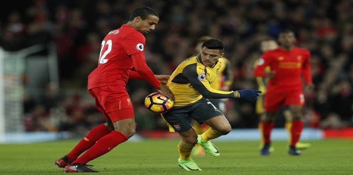 تصرف غريب لسانشيز على دكة بدلاء آرسنال أمام ليفربول (فيديو)