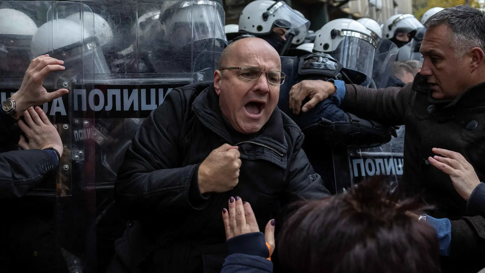 بينهم وزير.. 11 موقوفا إثر انهيار مظلة خرسانية في صربيا