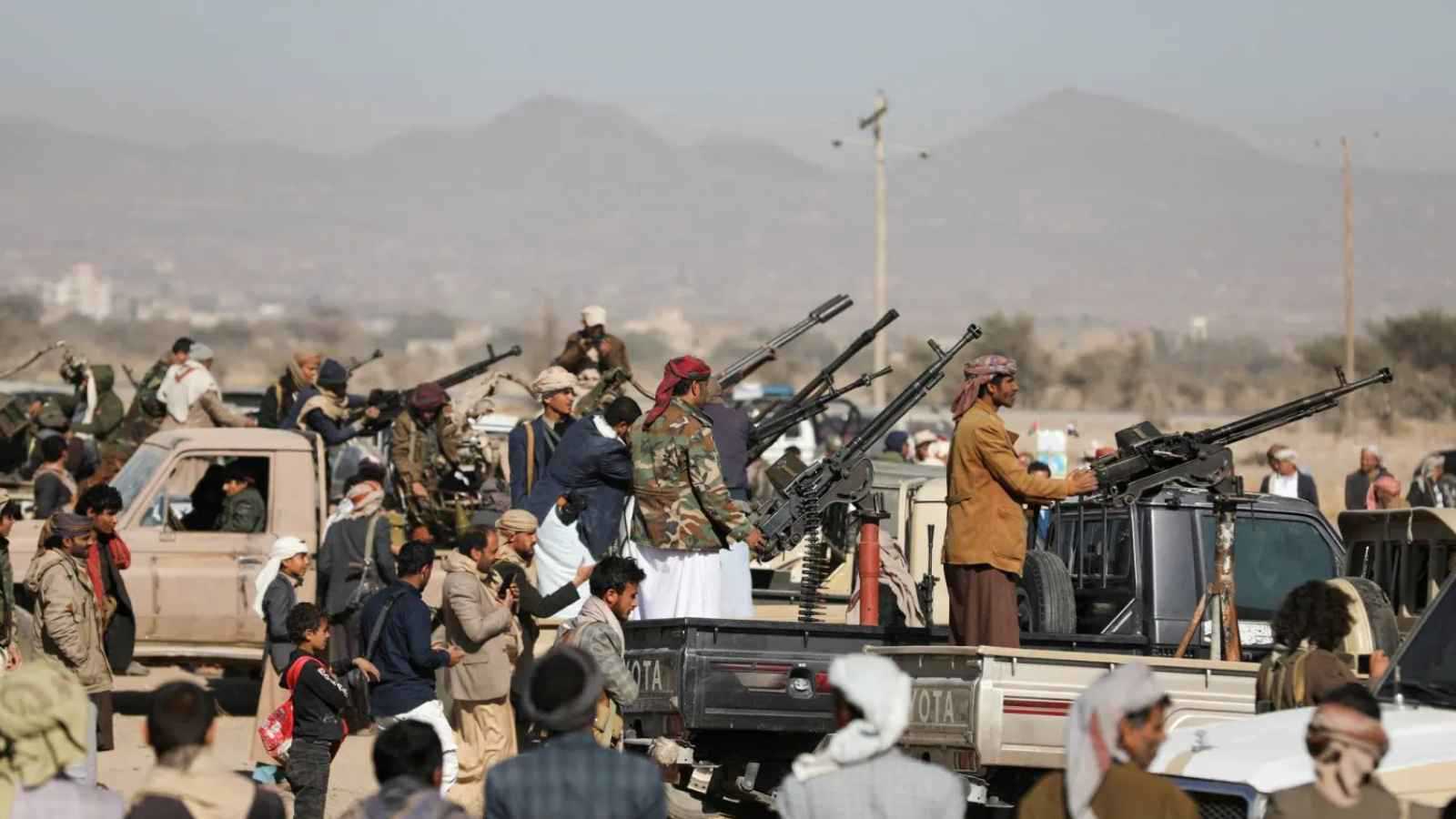 تحت حصار الحوثيين.. استغاثة لزوجة معلم وسط صراخ أطفالها (فيديو)