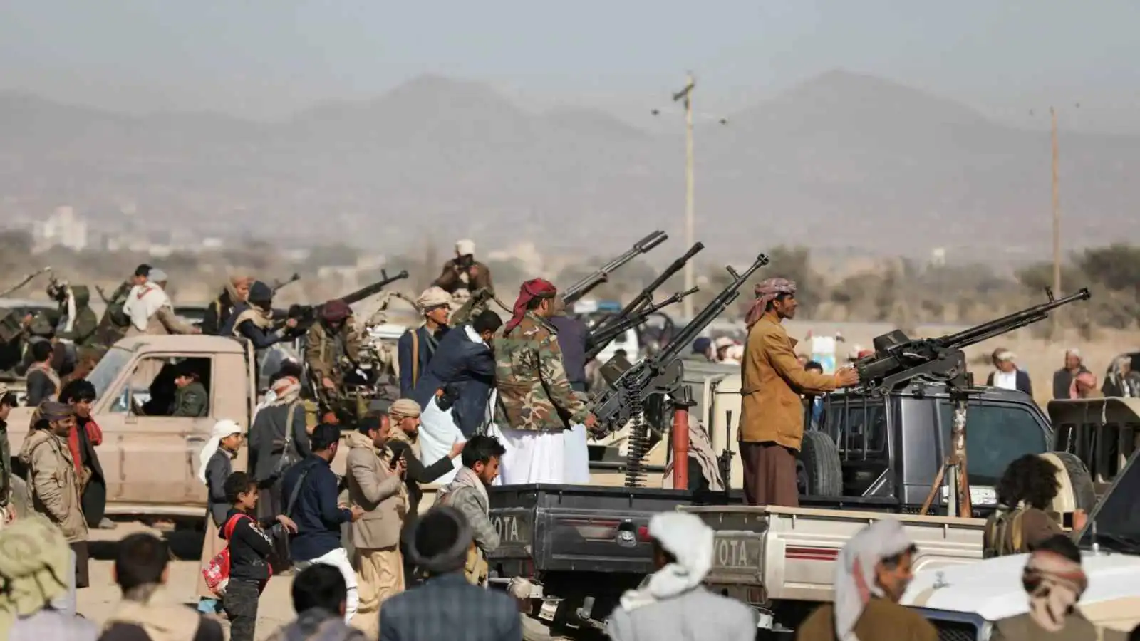 تحت حصار الحوثيين.. استغاثة لزوجة معلم وسط صراخ أطفالها (فيديو)