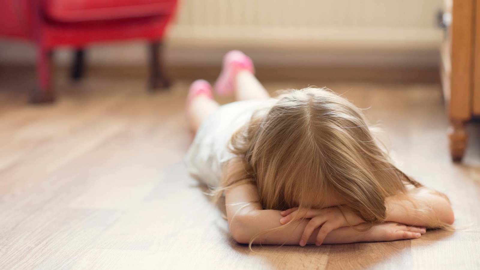 إحداها مقاطعة حديثك.. كيف تعالج عادات طفلك السيئة؟