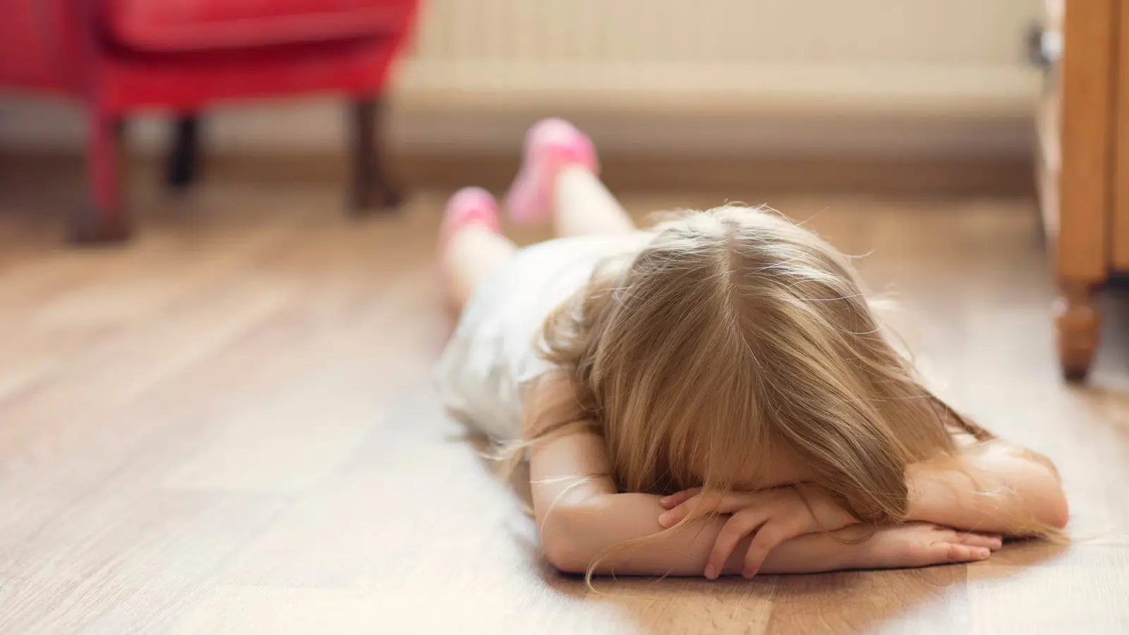 إحداها مقاطعة حديثك.. كيف تعالج عادات طفلك السيئة؟