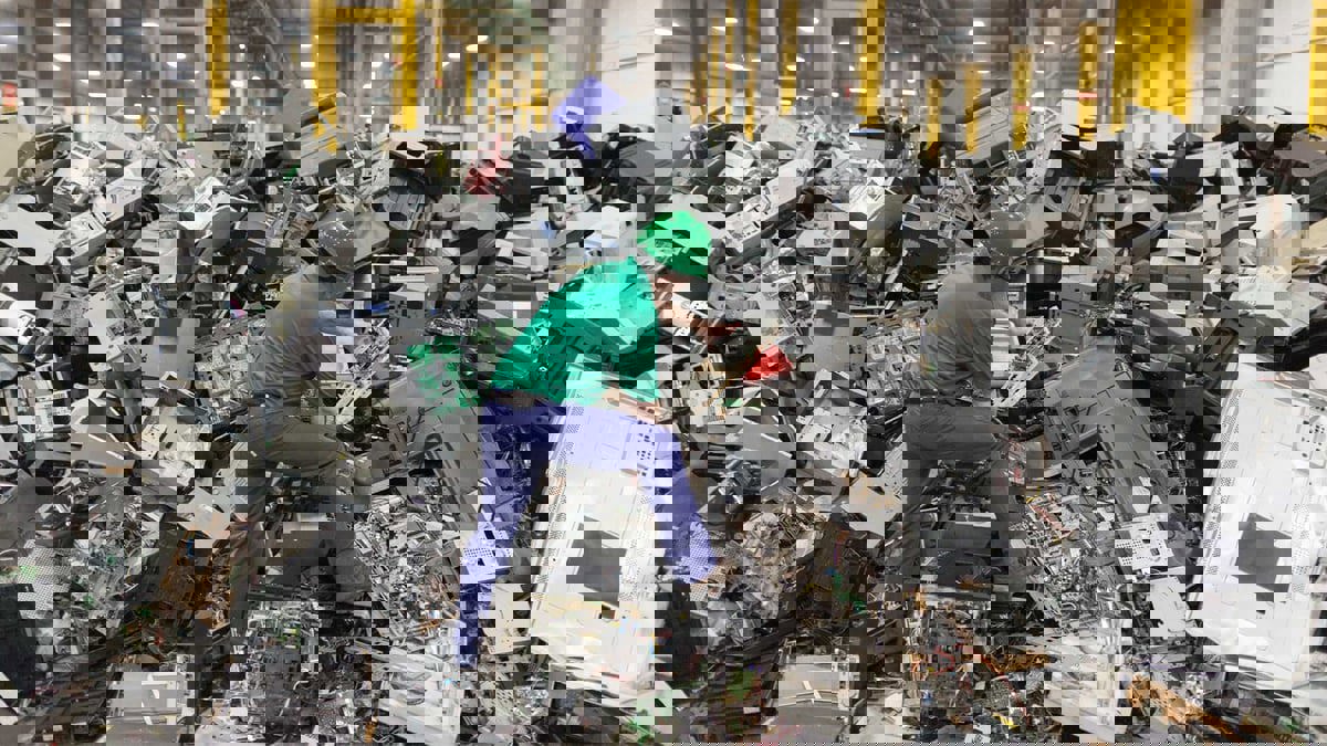 النفايات الإلكترونية.. ما مخاطرها؟ وكيف نتخلص منها؟