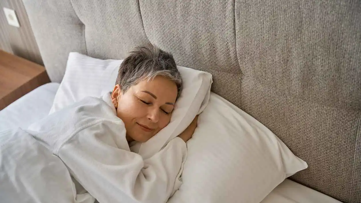 لماذا يعد النوم أفضل دواء طبيعي للدماغ والقلب؟