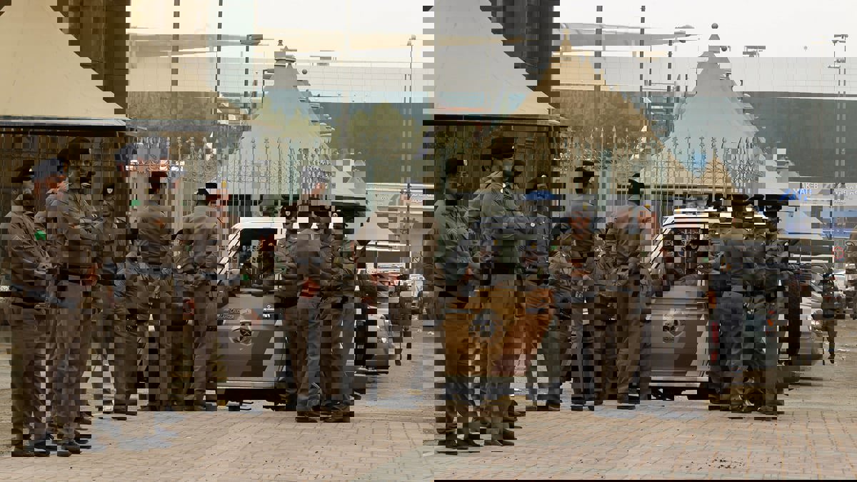 الإطاحة بفتاة ظهرت بـ"زي عسكري" في السعودية