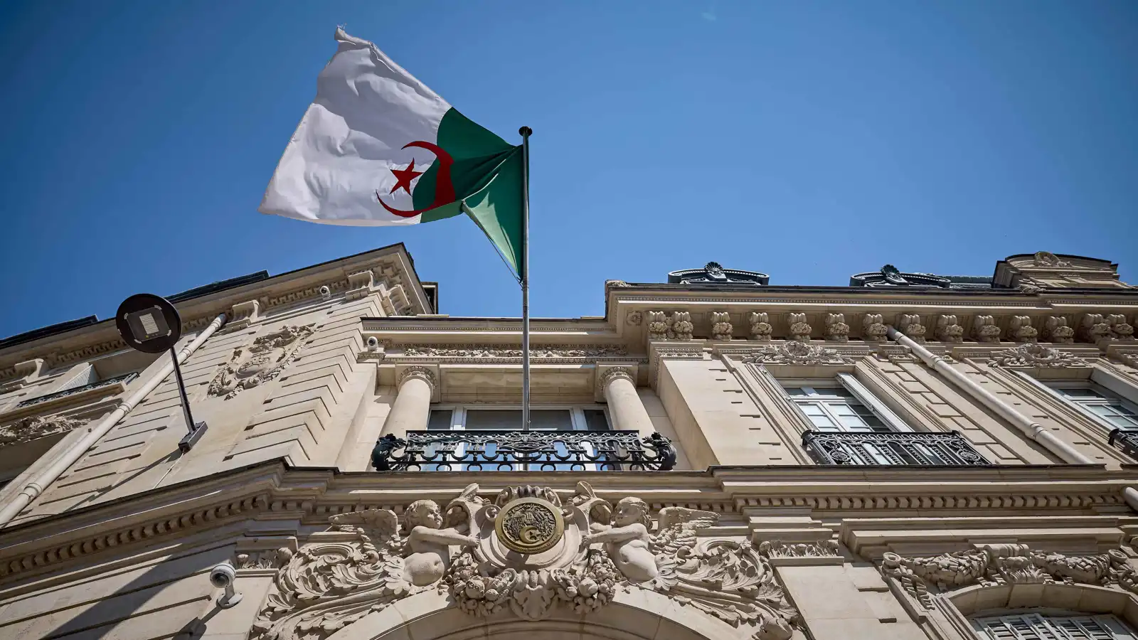 ملايين منهوبة.. كيف فككت الجزائر أخطر شبكات النصب الإلكتروني؟ (فيديو)