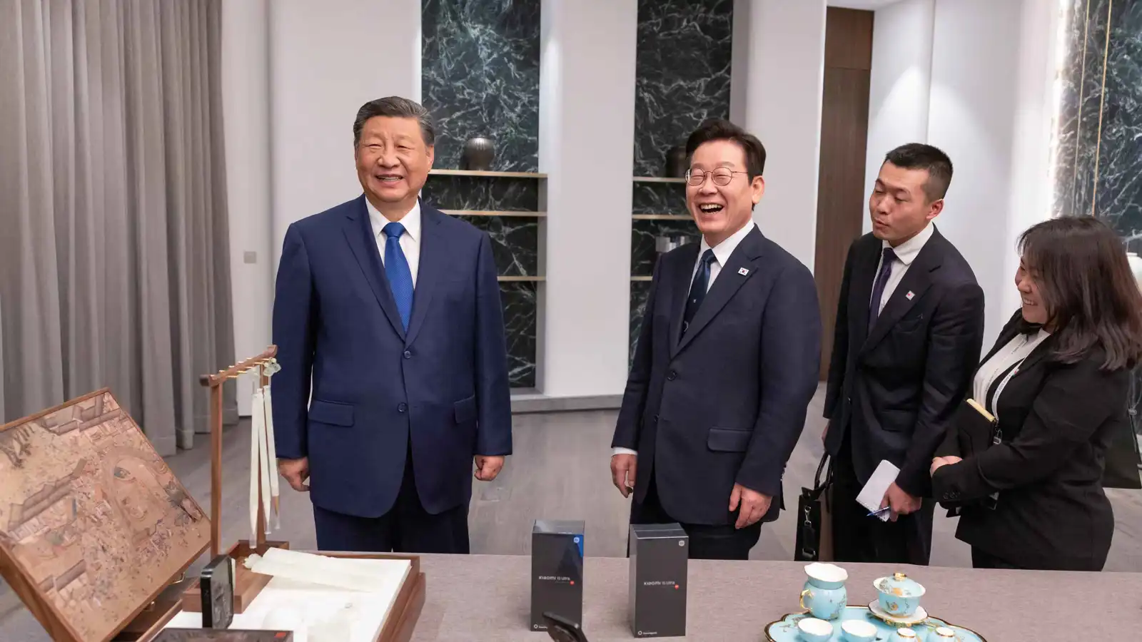 "احذر من التجسس".. شي يمازح رئيس كوريا الجنوبية بعد إهدائه هاتفين ذكيين