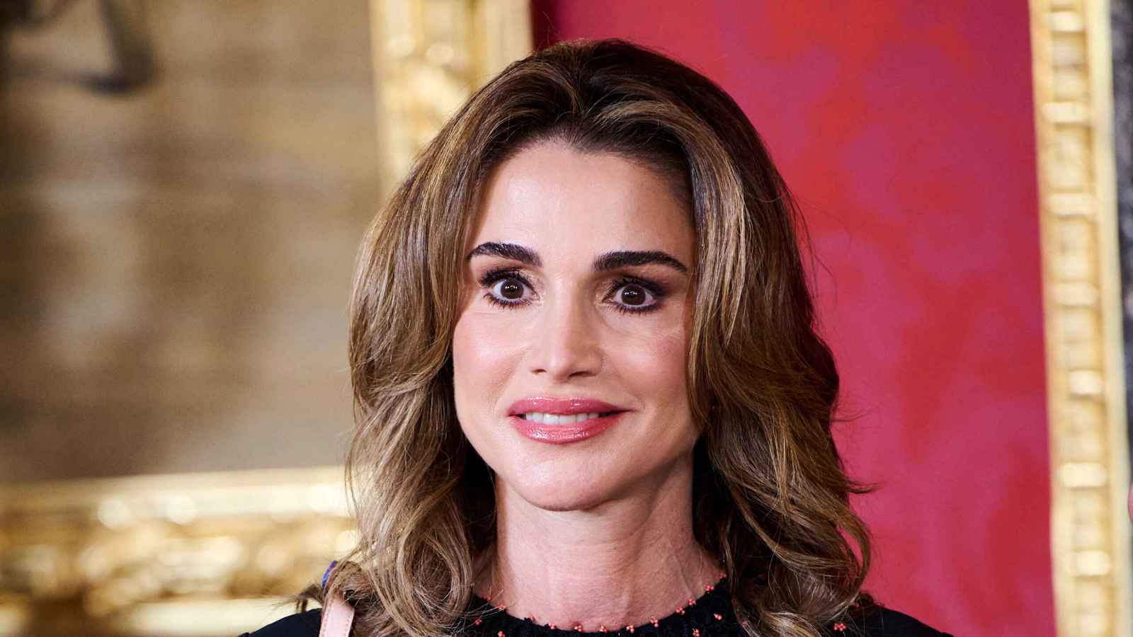 الملكة رانيا تشارك متابعيها احتفالها بالعام 2025 (فيديو)