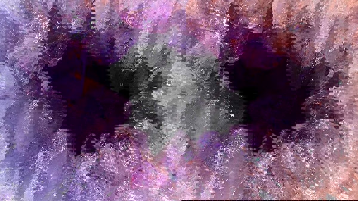 من أين تأتي قوّة الكريستال الشفائية؟