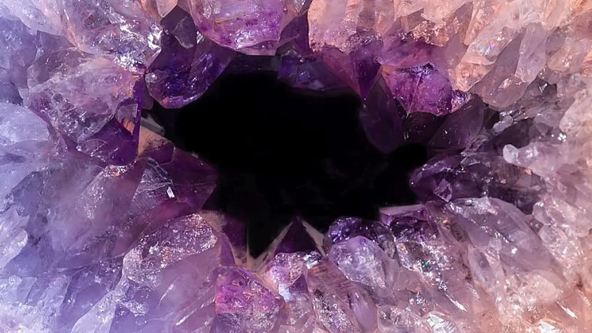 من أين تأتي قوّة الكريستال الشفائية؟