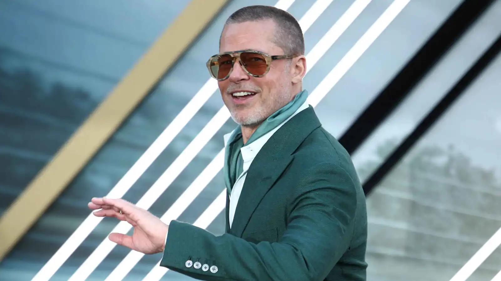 رغم بلوغه الـ62.. جراح تجميل شهير يكشف سر شباب براد بيت