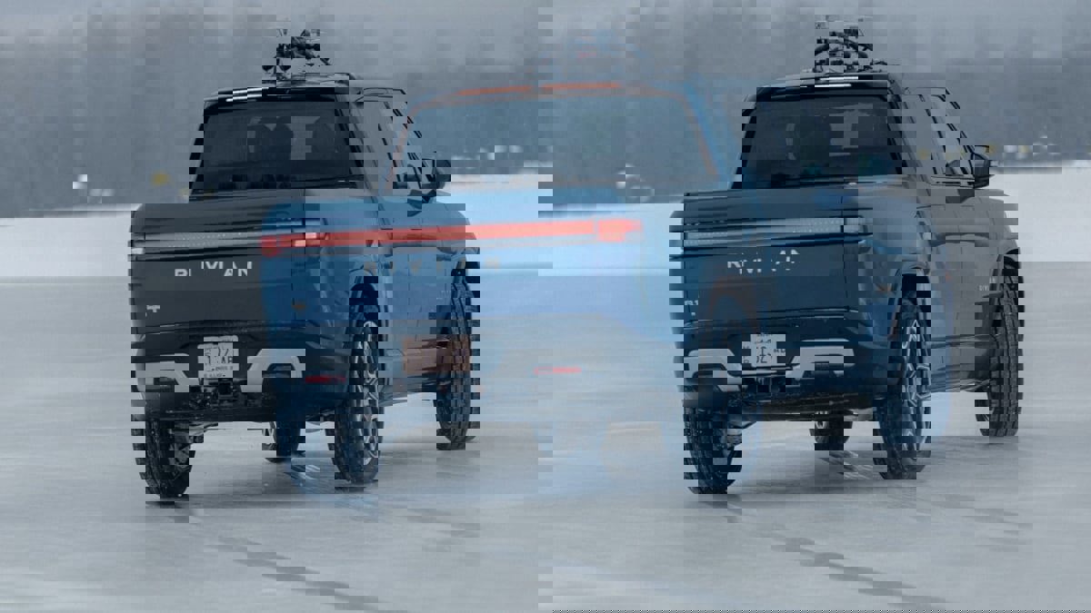 شاحنة "ريفيان" الكهربائية منافسة "تسلا" تنجح في اختبار الطقس القارس (فيديو)