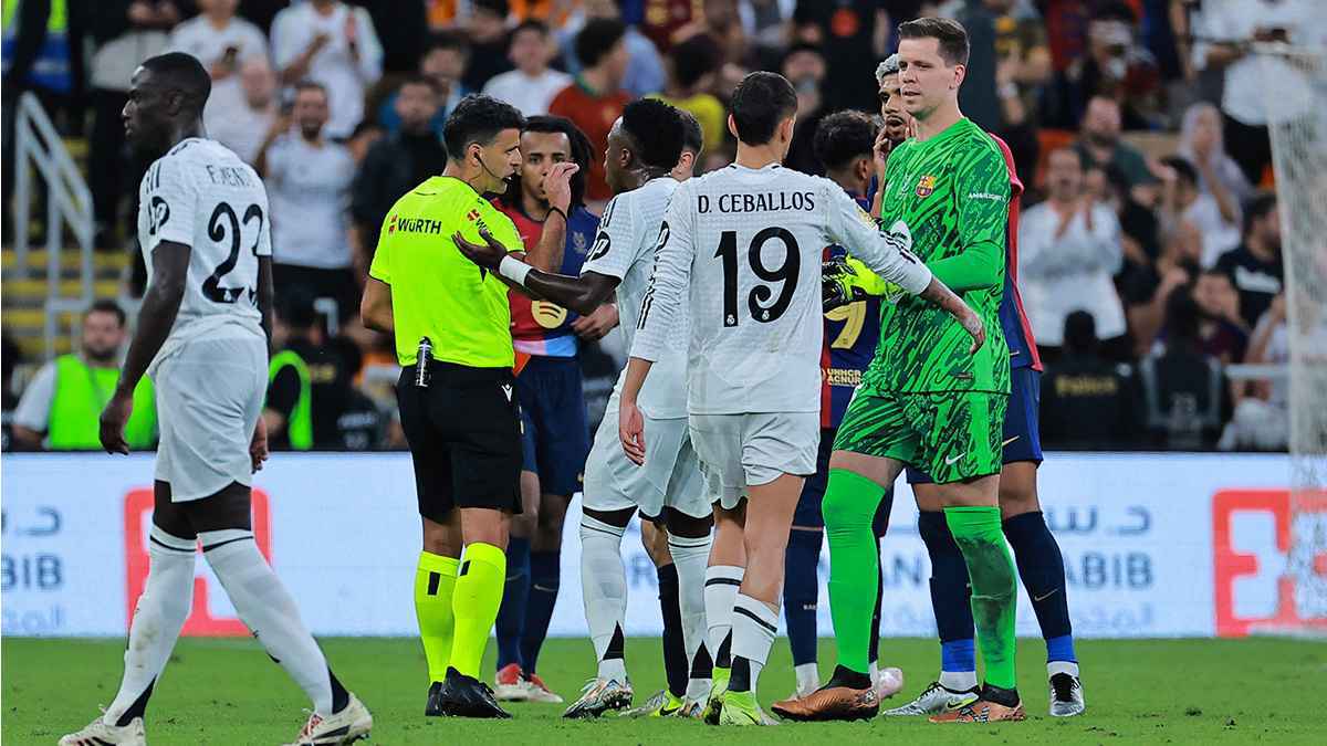 لماذا لم يتدخل الـVAR لطرد كامافينغا وفينيسيوس أمام برشلونة؟