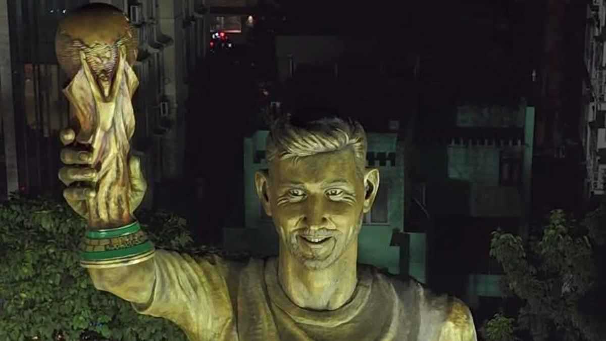 هذا ليفاندوفسكي.. سخرية واسعة من تمثال ميسي في الهند (فيديو)