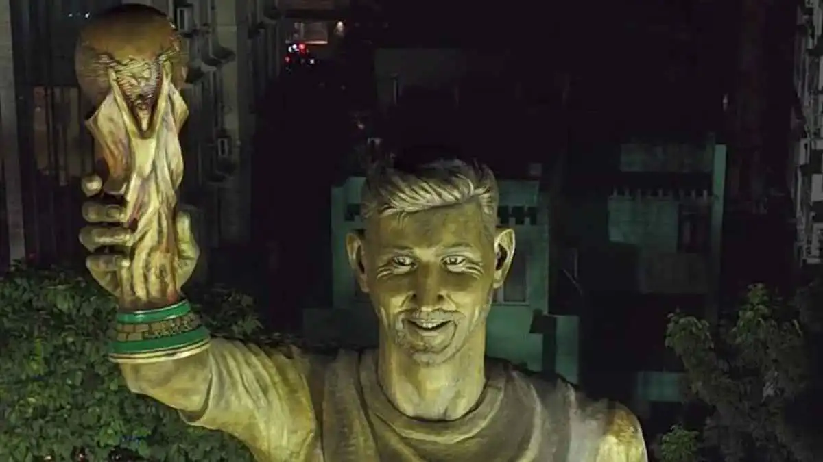 هذا ليفاندوفسكي.. سخرية واسعة من تمثال ميسي في الهند (فيديو)