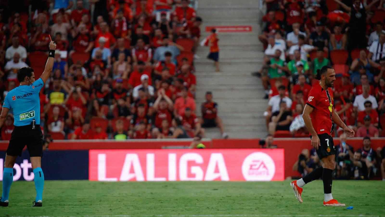 اعتراضات عارمة.. فضيحة تحكيمية في أول مباراة لبرشلونة بالدوري الإسباني (فيديو)