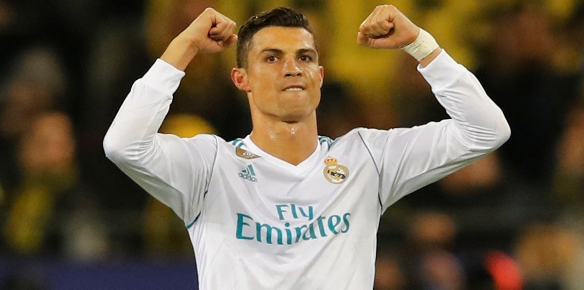 كريستيانو رونالدو يستعرض سيارته الجديدة 