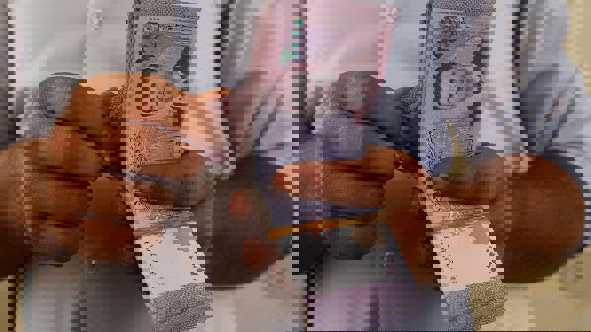 سوريا تشن حملة على المتربحين لتخفيف أزمة العملة