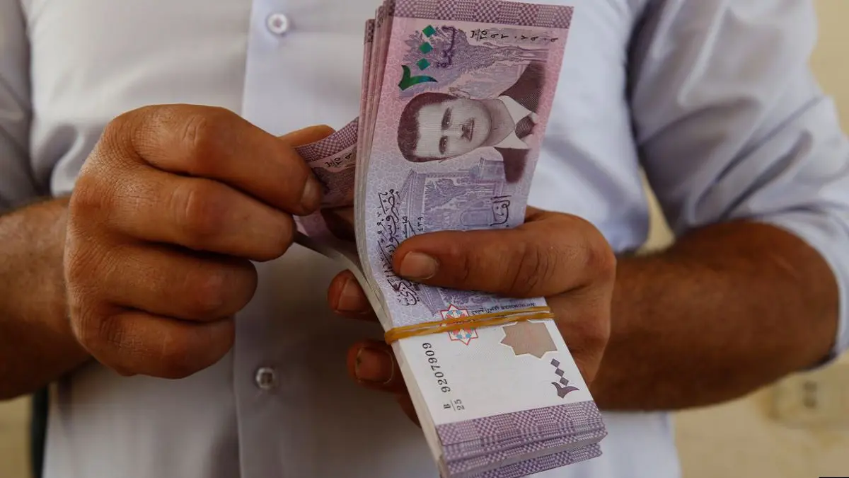 سوريا تشن حملة على المتربحين لتخفيف أزمة العملة